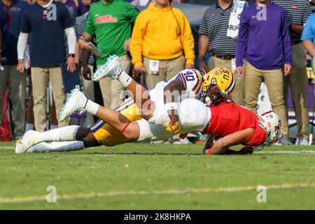 22 octobre 2022: Harold Perkins Jr. De LSU (40) fait tomber Ole quarterback Miss Jaxson Dart (2) pendant l'action du match de football NCAA entre les rebelles Ole Miss et les Tigres LSU au stade du tigre à bâton Rouge, LA. Jonathan Mailhes/CSM Banque D'Images