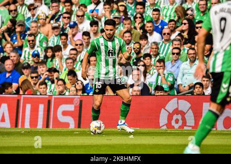 SÉVILLE, ESPAGNE - OCTOBRE 23: Alex Moreno de Real Betis Balompie contrôle le ballon pendant le match entre Real Betis Balompie et Atletico de Madrid CF de la Liga Santander sur 27 août 2022 à Mestalla à Valence, Espagne. (Photo de Samuel Carreño/PxImages) Banque D'Images