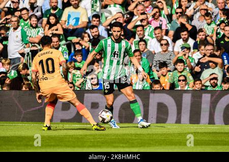 SÉVILLE, ESPAGNE - OCTOBRE 23: Alex Moreno de Real Betis Balompie conduit le ballon pendant le match entre Real Betis Balompie et Atletico de Madrid CF de la Liga Santander sur 27 août 2022 à Mestalla à Valence, Espagne. (Photo de Samuel Carreño/PxImages) Banque D'Images