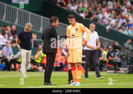 Séville, Espagne. 23rd octobre 2022. Un Manager Diego Pablo Simeone (L) et Alvaro Morata (R) de l'Atlético de Madrid vu pendant le match de la Liga Santander 2022/2023 entre Real Betis et Atletico de Madrid au stade Benito Villamarin.(final Score; Real Betis 1:2 Atletico de Madrid) Credit: SOPA Images Limited/Alay Live News Banque D'Images