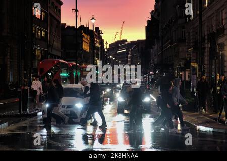 Londres, Royaume-Uni, 23rd octobre 2022. Le tonnerre, la foudre et la pluie torrentielle se frayent au-dessus de la capitale, ce qui a donné lieu à un coucher de soleil orange et violet vif. Un avertissement météorologique jaune met Office est en place jusqu'à lundi matin, avec des perturbations et des inondations susceptibles de se produire. Crédit : onzième heure Photographie/Alamy Live News Banque D'Images