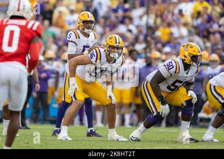 Mason Taylor (86) et Emery Jones (50), le joueur offensif des Tigers du LSU, lisent le précap de la défense des rebelles de l'Ole Miss, le samedi 22 octobre. Banque D'Images