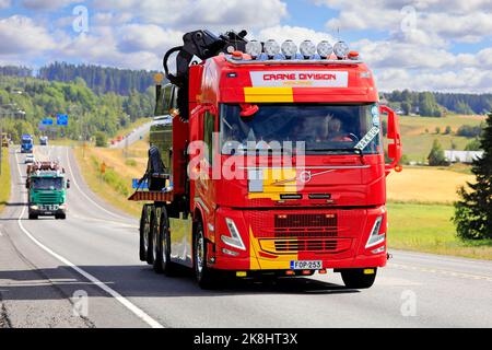 Nouveau camion de récupération à plateau Volvo avec grue montée en convoi au Power Truck Show. Pirkanmaa, Finlande. 11 août 2022. Banque D'Images