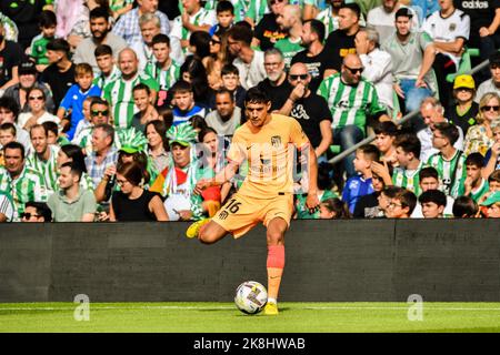 23 octobre 2022: SÉVILLE, ESPAGNE - OCTOBRE 23: Nahuel Molina de l'Atletico de Madrid passe le ballon pendant le match entre Real Betis Balompie et Atletico de Madrid CF de la Liga Santander sur 27 août 2022 à Mestalla à Valence, Espagne. (Credit image: © Samuel Carreño/PX Imagens via ZUMA Press Wire) Banque D'Images