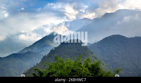 Montagnes sous la brume le matin à MOC Chau, province de son la, Vietnam Banque D'Images