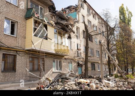 Bakhmut, Ukraine. 19th octobre 2022. Un immeuble résidentiel détruit après un bombardement russe dans la ville de Bakhmut. Bakhmut est l'une des villes les plus criées en première ligne de la guerre du Donbass depuis que la Russie a lancé son invasion à grande échelle de l'Ukraine sur l'24 février 2022. (Photo de Jan Husar/SOPA Images/Sipa USA) crédit: SIPA USA/Alay Live News Banque D'Images