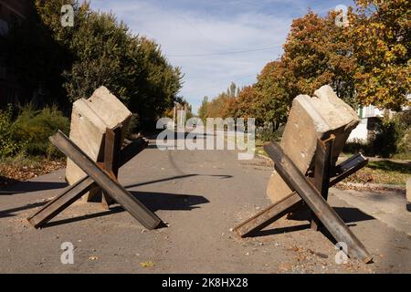 Bakhmut, Ukraine. 19th octobre 2022. Les barricades de rue anti-chars vues dans le centre-ville de Bakhmut. Bakhmut est l'une des villes les plus criées en première ligne de la guerre du Donbass depuis que la Russie a lancé son invasion à grande échelle de l'Ukraine sur l'24 février 2022. (Photo de Jan Husar/SOPA Images/Sipa USA) crédit: SIPA USA/Alay Live News Banque D'Images