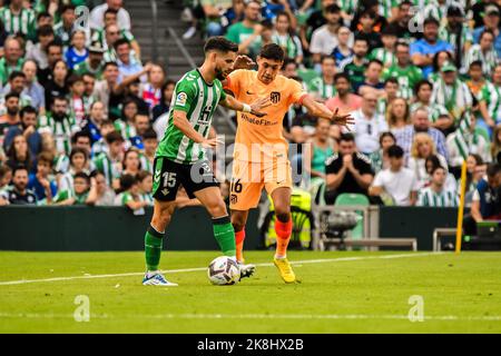 23 octobre 2022: SÉVILLE, ESPAGNE - OCTOBRE 23: Alex Moreno de Real Betis Balompie contrôle le ballon pendant le match entre Real Betis Balompie et Atletico de Madrid CF de la Liga Santander sur 27 août 2022 à Mestalla à Valence, Espagne. (Credit image: © Samuel Carreño/PX Imagens via ZUMA Press Wire) Banque D'Images