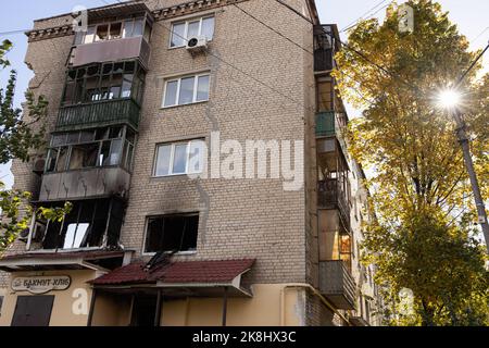 Bakhmut, Ukraine. 19th octobre 2022. Un immeuble résidentiel détruit après un bombardement russe dans la ville de Bakhmut. Bakhmut est l'une des villes les plus criées en première ligne de la guerre du Donbass depuis que la Russie a lancé son invasion à grande échelle de l'Ukraine sur l'24 février 2022. (Photo de Jan Husar/SOPA Images/Sipa USA) crédit: SIPA USA/Alay Live News Banque D'Images