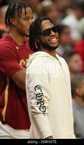 Cleveland, États-Unis. 23rd octobre 2022. Cleveland Cavaliers Darius Garland (10) sourit depuis le banc de touche lors du match des Cavs contre les Washington Wizards à Rocket Mortgage Field House à Cleveland, Ohio, dimanche, 23 octobre 2022. Photo par Aaron Josefczyk/UPI crédit: UPI/Alay Live News Banque D'Images