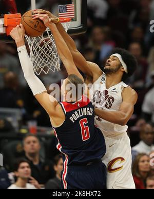 Cleveland, États-Unis. 23rd octobre 2022. Cleveland Cavaliers Jarrett Allen (31) bloque la prise de vue des Wizards de Washington Kristaps Porzingis (6) dans la seconde moitié à Rocket Mortgage Field House à Cleveland, Ohio, dimanche, 23 octobre 2022. Photo par Aaron Josefczyk/UPI crédit: UPI/Alay Live News Banque D'Images