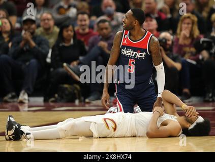 Cleveland, États-Unis. 23rd octobre 2022. Cleveland Cavaliers Jarrett Allen (31) tient la bouche après avoir été fouillé par Washington Wizards Wwill Barton (5) à Rocket Mortgage Field House à Cleveland, Ohio, dimanche, 23 octobre 2022. Photo par Aaron Josefczyk/UPI crédit: UPI/Alay Live News Banque D'Images