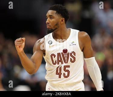 Cleveland, États-Unis. 23rd octobre 2022. Cleveland Cavaliers Donovan Mitchell (45) réagit après avoir obtenu une note contre les Washington Wizards en heures supplémentaires à Rocket Mortgage Field House à Cleveland, Ohio, dimanche, 23 octobre 2022. Photo par Aaron Josefczyk/UPI crédit: UPI/Alay Live News Banque D'Images