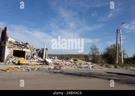 Bakhmut, Ukraine. 19th octobre 2022. Un bâtiment détruit suite à des bombardements russes dans la ville de Bakhmut. Bakhmut est l'une des villes les plus criées en première ligne de la guerre du Donbass depuis que la Russie a lancé son invasion à grande échelle de l'Ukraine sur l'24 février 2022. (Image de crédit : © Jan Husar/SOPA Images via ZUMA Press Wire) Banque D'Images