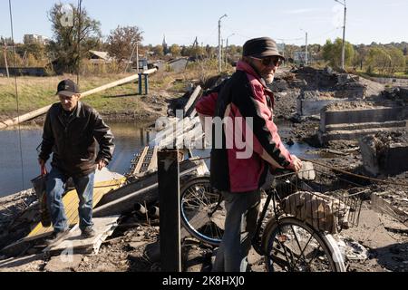 Bakhmut, Ukraine. 19th octobre 2022. Les résidents locaux vus sur un pont effondré qui a probablement été détruit par les forces ukrainiennes pour retirer l'avantage stratégique des forces de la fédération de Russie dans la ville de Bakhmut. Bakhmut est l'une des villes les plus criées en première ligne de la guerre du Donbass depuis que la Russie a lancé son invasion à grande échelle de l'Ukraine sur l'24 février 2022. (Image de crédit : © Jan Husar/SOPA Images via ZUMA Press Wire) Banque D'Images