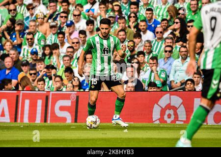 23 octobre 2022: SÉVILLE, ESPAGNE - OCTOBRE 23: Alex Moreno de Real Betis Balompie contrôle le ballon pendant le match entre Real Betis Balompie et Atletico de Madrid CF de la Liga Santander sur 27 août 2022 à Mestalla à Valence, Espagne. (Credit image: © Samuel Carreño/PX Imagens via ZUMA Press Wire) Banque D'Images