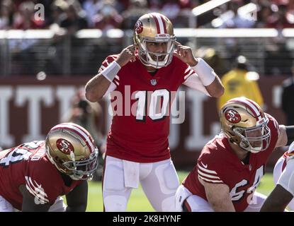 Santa Clara, États-Unis. 23rd octobre 2022. San Francisco 49ers quarterback Jimmy Garoppolo (10) appelle un audible contre les chefs de la ville de Kansas au stade Levi's à Santa Clara, Californie, dimanche, 23 octobre 2022. Les chefs ont drainé les 49ers 44-23. Photo de Terry Schmitt/UPI crédit: UPI/Alay Live News Banque D'Images