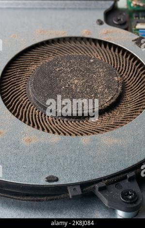 gros plan sur un ventilateur de refroidissement d'ordinateur portable poussiéreux, nettoyage des particules de poussière dans la surchauffe de l'ordinateur portable, fixation, réparation ou entretien du concept d'ordinateur, soft-focus Banque D'Images
