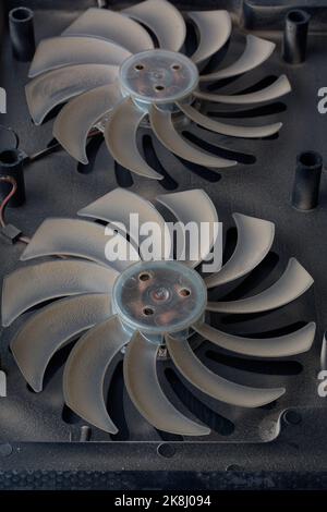 pales de ventilateur de refroidissement poussiéreuses, nettoyage des particules de poussière dans les équipements de surchauffe avec configuration de ventilateur double, fixation, réparation ou entretien concept d'ordinateur Banque D'Images