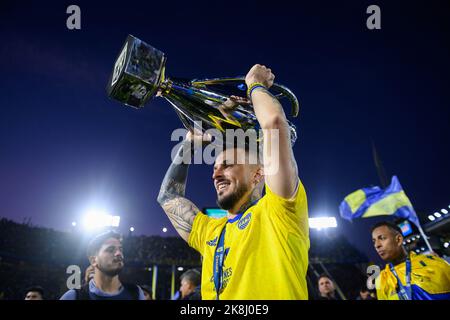 Buenos Aires, Argentine. 23rd octobre 2022. Dario Benedetto de Boca Juniors fête avec un trophée après un match entre Boca Juniors et Independiente dans le cadre de la Ligue professionnelle 2022 à Estadio Alberto J. Armando/ (final Score; Boca Juniors 2:2 Independiente ) Credit: SOPA Images Limited/Alay Live News Banque D'Images