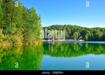 Lac Aya dans les montagnes de l'Altaï. Une station touristique sur la rive d'un lac au milieu de montagnes vertes. Altaï, Sibérie, Russie, 2022 Banque D'Images