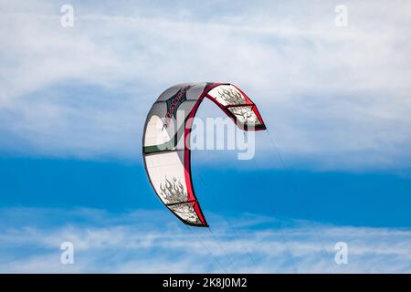 Kite-surf contre un ciel bleu. Cerfs-volants dans le ciel. Vacances sur la nature. Gros plan un kitesurf ailes équipement kite voler contre ciel clair. Déplacement actif Banque D'Images