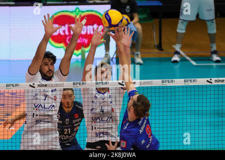 PalaPanini, Modène, Italie, 23 octobre 2022, Dragan Stankovic (Valsa Group Modène) et Nicolas Marechal (Valsa Group Modène) bloquent l'attaque contre Jean Patry (Allianz Milano) lors de Leo Shoes Modène contre Allianz Milano - Volleyball Italian Serie A Men SuperLeague Championship Championship Banque D'Images