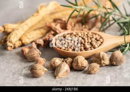 Coriandre et siam cardamom, Amomum krervanh Pierre, Asie épices séchées herbe pour la drogue et la cuisine thaïlandaise pour la bonne santé. Banque D'Images