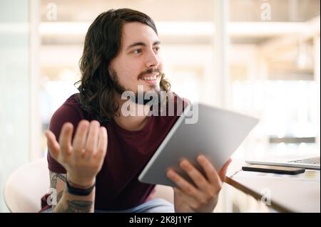 La technologie est beaucoup plus simple : un jeune homme d'affaires qui utilise une tablette numérique dans un bureau. Banque D'Images