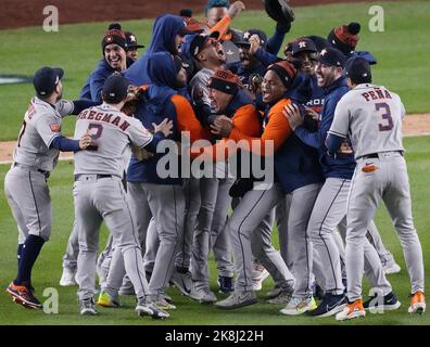 New York, États-Unis. 24th octobre 2022. Les Astros de Houston fêtent après avoir battu les Yankees de New York 6-5 dans le quatrième match de leur série de championnat de la Ligue américaine au Yankee Stadium de New York le dimanche, 23 octobre 2022. Les Astros ont remporté le meilleur des sept séries 4-0 et vont à la rencontre des Phillies de Philadelphie dans la série mondiale. Photo de Ray Stubblebine/UPI. Crédit : UPI/Alay Live News Banque D'Images