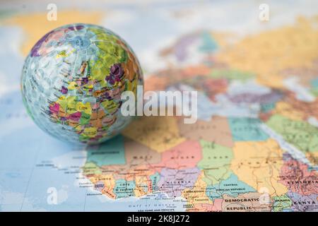 Bangkok, Thaïlande, 1 mai 2021 carte de l'Afrique au ballon de golf avec drapeau sur la carte du monde. Banque D'Images