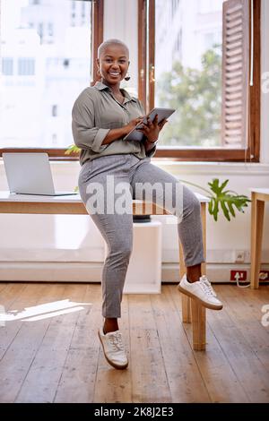 Je développe les meilleures idées créatives avec cet outil. Portrait d'une jeune femme d'affaires utilisant une tablette numérique dans un bureau. Banque D'Images