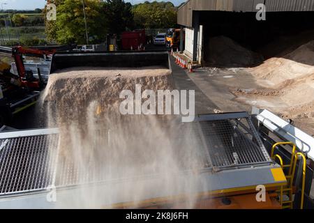 Photo non publiée précédemment datée du 11/10/22 d'un nouveau gritter de pointe au déport de Sandiacre à Notinghamshire. La flotte fait partie de l'investissement de deux ans de 44m 252 livres sterling de la National Highways, qui s'élève à 100 000 beignets plus rapides, plus propres et de haute technologie, assemblés en préparation aux conditions de gel sur les autoroutes et les routes Principales De L'Angleterre. Environ 144 des nouveaux greurs Volvo Romaquapip ont été déployés l'hiver dernier, et les 108 autres les ont rejoints dans des dépôts à travers l'Angleterre au cours des derniers mois. Date de la photo: Mardi 11 octobre 2022. Banque D'Images