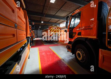 Photo non publiée antérieurement en date du 11/10/22 de nouveaux beignets de pointe au déport de Sandiacre à Notinghamshire. La flotte fait partie de l'investissement de deux ans de 44m 252 livres sterling de la National Highways, qui s'élève à 100 000 beignets plus rapides, plus propres et de haute technologie, assemblés en préparation aux conditions de gel sur les autoroutes et les routes Principales De L'Angleterre. Environ 144 des nouveaux greurs Volvo Romaquapip ont été déployés l'hiver dernier, et les 108 autres les ont rejoints dans des dépôts à travers l'Angleterre au cours des derniers mois. Date de la photo: Mardi 11 octobre 2022. Banque D'Images