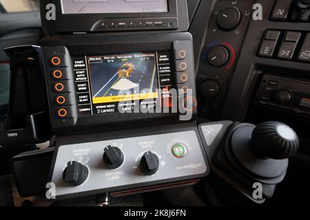 Photo non publiée précédemment datée du 11/10/22 du poste de pilotage d'un nouveau gritter de pointe au déport de Sandiacre à Notinghamshire. La flotte fait partie de l'investissement de deux ans de 44m 252 livres sterling de la National Highways, qui s'élève à 100 000 beignets plus rapides, plus propres et de haute technologie, assemblés en préparation aux conditions de gel sur les autoroutes et les routes Principales De L'Angleterre. Environ 144 des nouveaux greurs Volvo Romaquapip ont été déployés l'hiver dernier, et les 108 autres les ont rejoints dans des dépôts à travers l'Angleterre au cours des derniers mois. Date de la photo: Mardi 11 octobre 2022. Banque D'Images