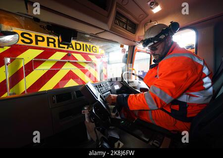 Photo non publiée précédemment datée du 11/10/22 d'un nouveau gritter de pointe au déport de Sandiacre à Notinghamshire. La flotte fait partie de l'investissement de deux ans de 44m 252 livres sterling de la National Highways, qui s'élève à 100 000 beignets plus rapides, plus propres et de haute technologie, assemblés en préparation aux conditions de gel sur les autoroutes et les routes Principales De L'Angleterre. Environ 144 des nouveaux greurs Volvo Romaquapip ont été déployés l'hiver dernier, et les 108 autres les ont rejoints dans des dépôts à travers l'Angleterre au cours des derniers mois. Date de la photo: Mardi 11 octobre 2022. Banque D'Images