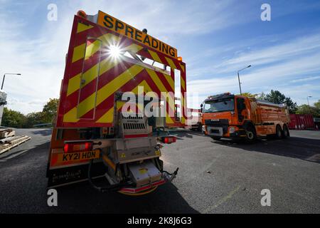 Photo non publiée antérieurement en date du 11/10/22 de nouveaux beignets de pointe au déport de Sandiacre à Notinghamshire. La flotte fait partie de l'investissement de deux ans de 44m 252 livres sterling de la National Highways, qui s'élève à 100 000 beignets plus rapides, plus propres et de haute technologie, assemblés en préparation aux conditions de gel sur les autoroutes et les routes Principales De L'Angleterre. Environ 144 des nouveaux greurs Volvo Romaquapip ont été déployés l'hiver dernier, et les 108 autres les ont rejoints dans des dépôts à travers l'Angleterre au cours des derniers mois. Date de la photo: Mardi 11 octobre 2022. Banque D'Images