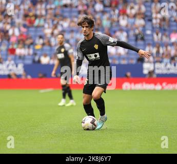 Sabadell, Barcelone, Espagne. 23rd octobre 2022. Barcelone Espagne 23.10.2022 Alex Collado (Elche CF ) contrôle le ballon pendant la Liga Santander entre Espanyol et Elche CF au stade RCDE le 23 octobre 2022 à Barcelone. (Image de crédit : © Xavi Urgeles/ZUMA Press Wire) Banque D'Images