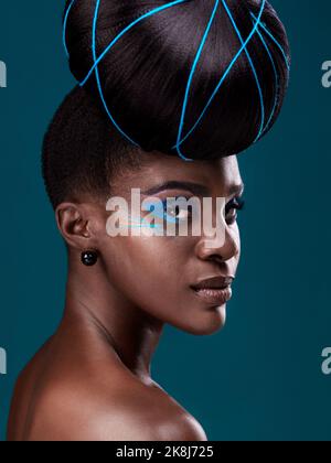 Aussi audacieux que la beauté devient. Portrait studio d'une belle jeune femme posant sur un fond sombre. Banque D'Images