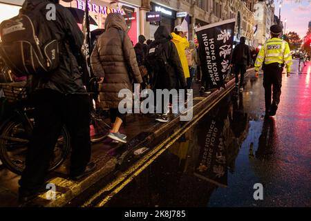 Londres, Royaume-Uni. 23rd octobre 2022. Un drapeau de protestation de Hong Kong se reflète sur la flaque lors d'une assemblée du Parti communiste anti-chinois à Londres. Des centaines de personnes ont défilé sous une tempête de pluie de Downing Street via Chinatown à l'ambassade chinoise de Londres pour protester contre l'incident d'agression au cours duquel un manifestant de Hong Kong Bob Chan, Qui a été vu tiré dans les jardins d'un consulat chinois à Manchester et battu par le personnel de 17 octobre 2022. (Photo par May James/SOPA Images/Sipa USA) crédit: SIPA USA/Alay Live News Banque D'Images