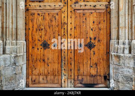 Vue sur l'ancienne porte en bois à l'entrée de l'église de Palma, Espagne. Banque D'Images