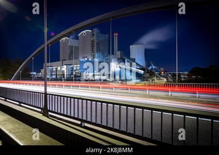 Hanovre, Allemagne. 24th octobre 2022. Le matin, les voitures traversent un pont devant la centrale électrique commune de Hanovre, également connue sous le nom de centrale électrique Stöcken. La centrale thermique et électrique du district de Stöcken est exploitée par Stadtwerke Hannover et VW Kraftwerk GmbH. Credit: Moritz Frankenberg/dpa/Alay Live News Banque D'Images