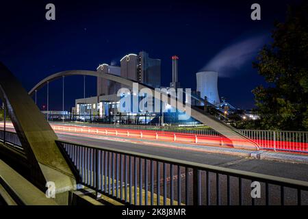 Hanovre, Allemagne. 24th octobre 2022. Le matin, les voitures traversent un pont devant la centrale électrique commune de Hanovre, également connue sous le nom de centrale électrique Stöcken. La centrale thermique et électrique du district de Stöcken est exploitée par Stadtwerke Hannover et VW Kraftwerk GmbH. Credit: Moritz Frankenberg/dpa/Alay Live News Banque D'Images