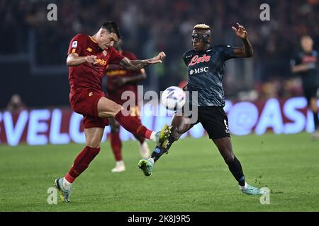 Rome, Italie. 23rd octobre 2022. Roger Ibanez (Roma)Victor Osimhen (Napoli) pendant la série italienne Un match entre Roma 0-1 Napoli au stade Olimpic sur 23 octobre 2022 à Roma, Italie. Credit: Maurizio Borsari/AFLO/Alay Live News Credit: AFLO Co. Ltd./Alay Live News Banque D'Images