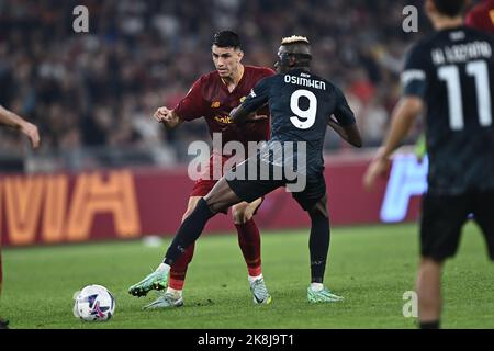 Rome, Italie. 23rd octobre 2022. Roger Ibanez (Roma)Victor Osimhen (Napoli) pendant la série italienne Un match entre Roma 0-1 Napoli au stade Olimpic sur 23 octobre 2022 à Roma, Italie. Credit: Maurizio Borsari/AFLO/Alay Live News Credit: AFLO Co. Ltd./Alay Live News Banque D'Images