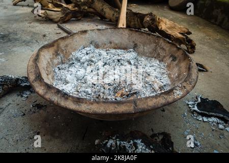 Un gros plan de pot de feu avec des cendres de bois pendant la saison d'hiver. Uttarakhand Inde. Banque D'Images