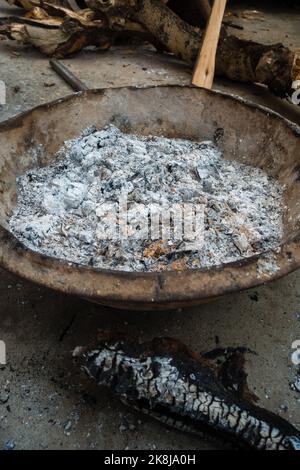 Un gros plan de pot de feu avec des cendres de bois pendant la saison d'hiver. Uttarakhand Inde. Banque D'Images