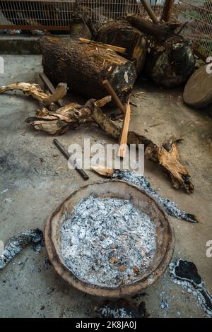 Un gros plan de pot de feu avec des cendres de bois pendant la saison d'hiver. Uttarakhand Inde. Banque D'Images