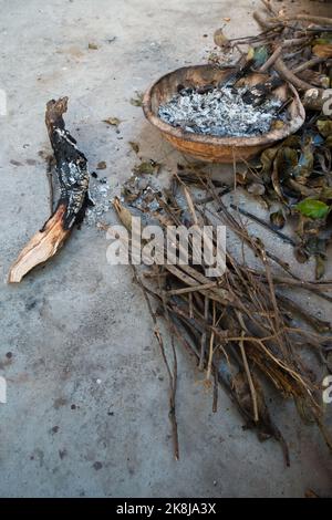 Un gros plan de pot de feu avec des cendres de bois pendant la saison d'hiver. Uttarakhand Inde. Banque D'Images