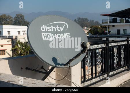 février 12th 2022, Dehradun City Inde. Antenne parabolique, antenne parabolique sur le toit du bâtiment en zone urbaine. Banque D'Images